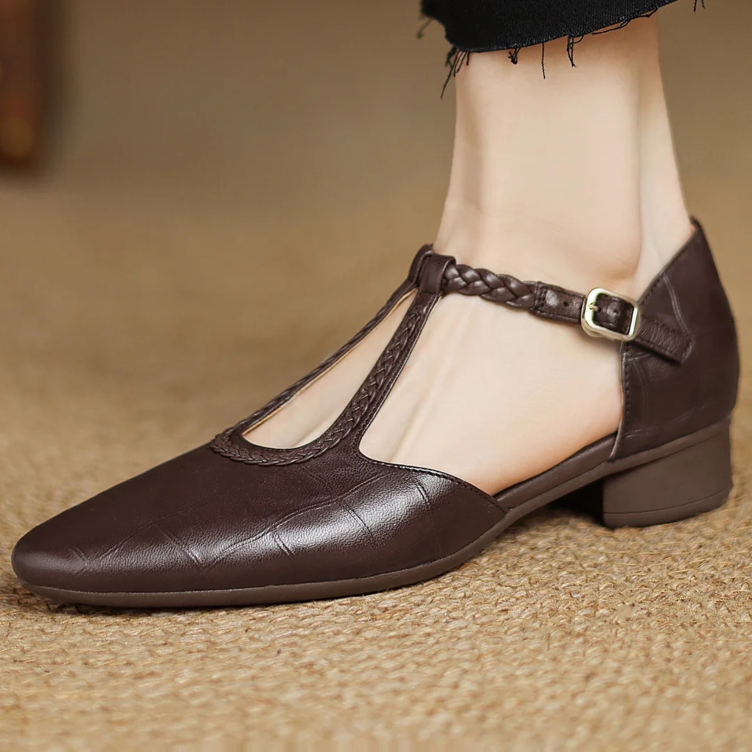 Elegant Leather Mary Janes with Classic Strap