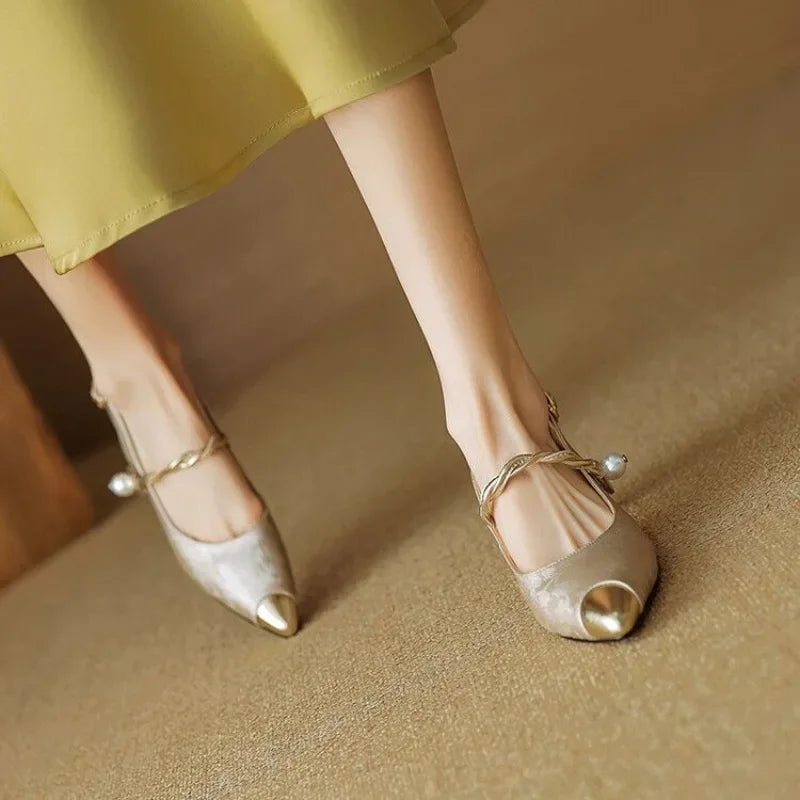 Elegant Molette Pumps with Refined Silhouette