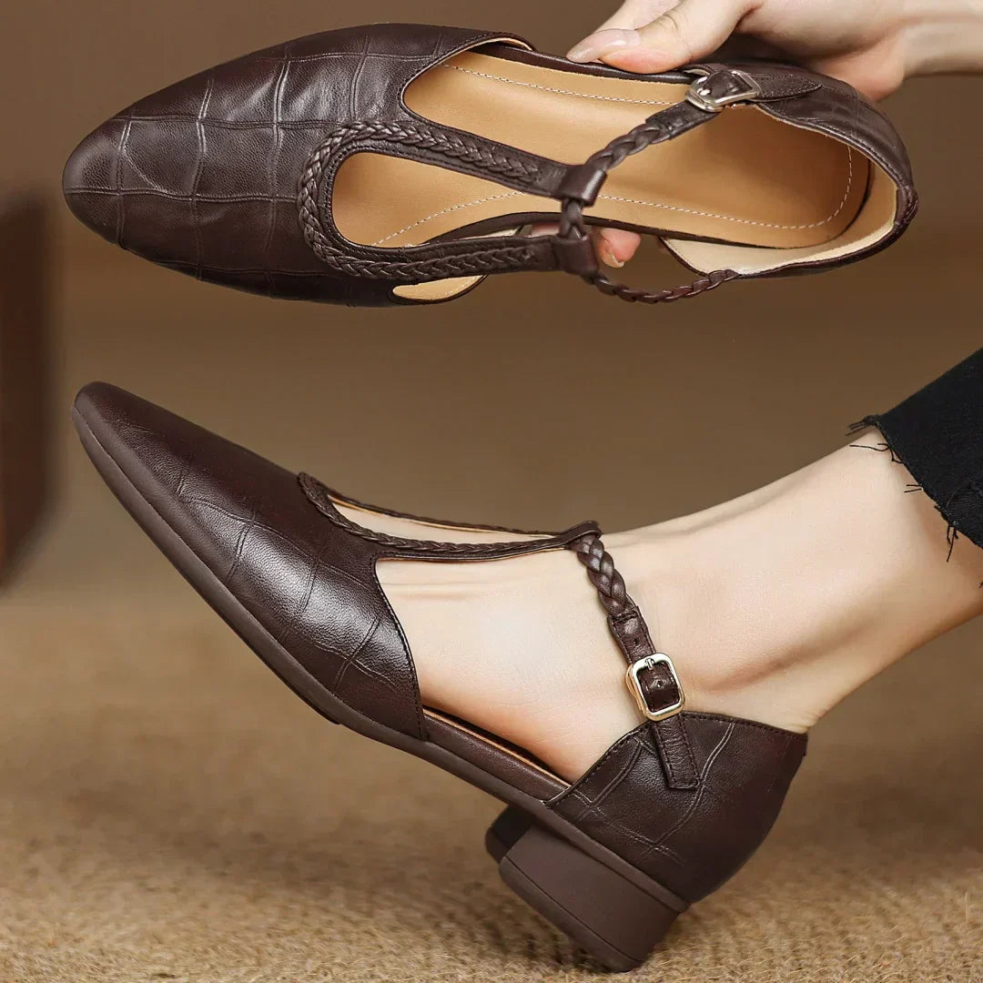 Elegant Leather Mary Janes with Classic Strap