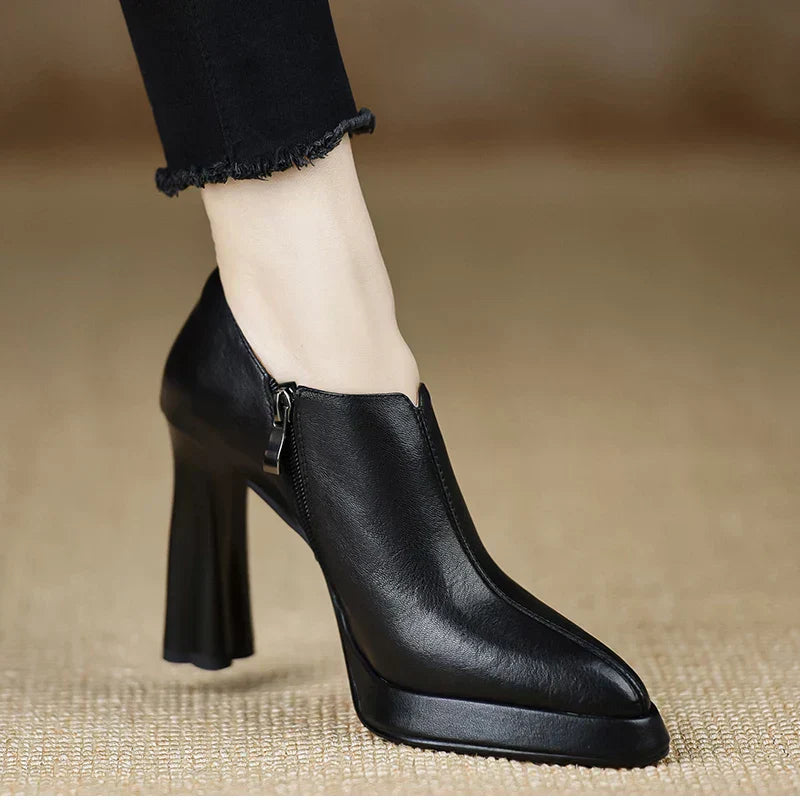 Elegant Carina Pumps with Chic Detailing